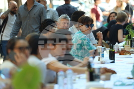 „Голямата маса - донеси храна, опознай съседа“ - инициатива