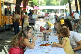 „Голямата маса - донеси храна, опознай съседа“ - инициатива