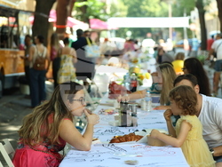 „Голямата маса - донеси храна, опознай съседа“ - инициатива