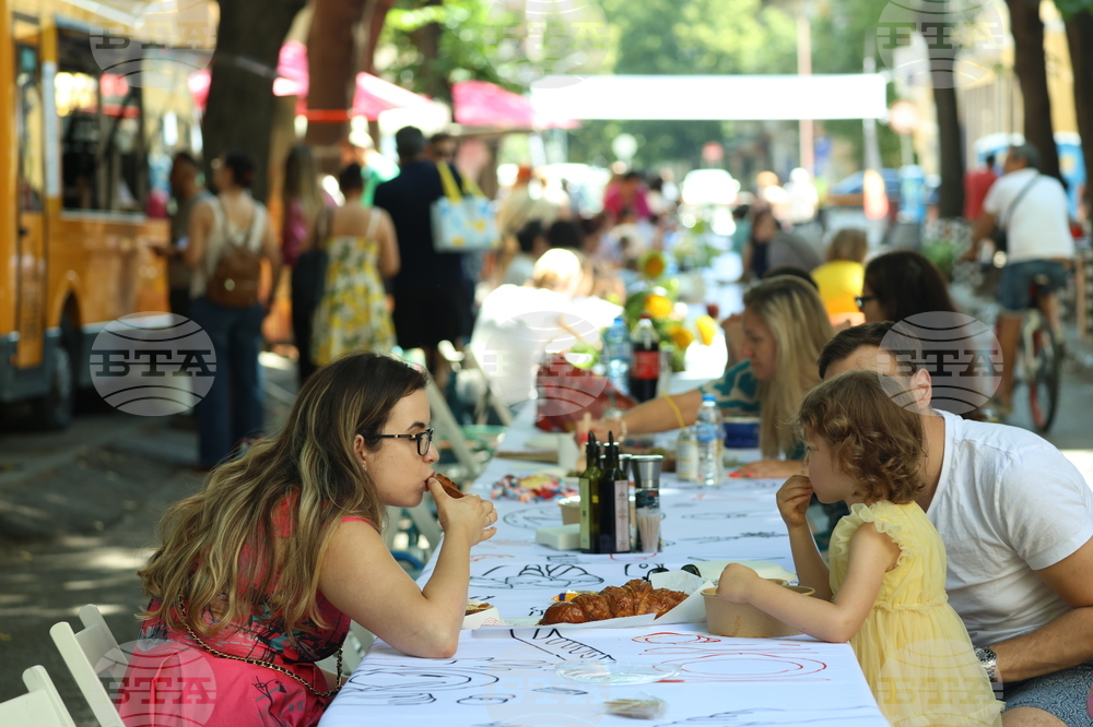 „Голямата маса - донеси храна, опознай съседа“ - инициатива