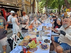 „Голямата маса - донеси храна, опознай съседа“ - инициатива