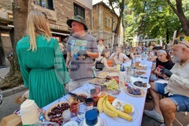 „Голямата маса - донеси храна, опознай съседа“ - инициатива