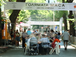 „Голямата маса - донеси храна, опознай съседа“ - инициатива