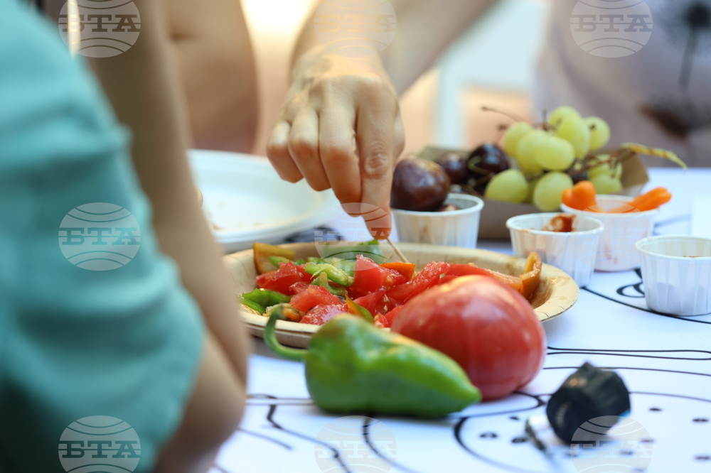 „Голямата маса - донеси храна, опознай съседа“ - инициатива