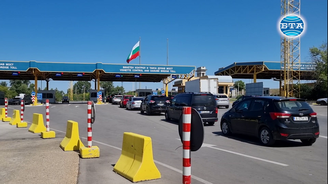 Много интензивен е трафикът на леки автомобили в района на граничен пункт "Дунав мост" при Русе