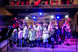 Ловеч - Тържествено бяха запалени светлините на коледната елха