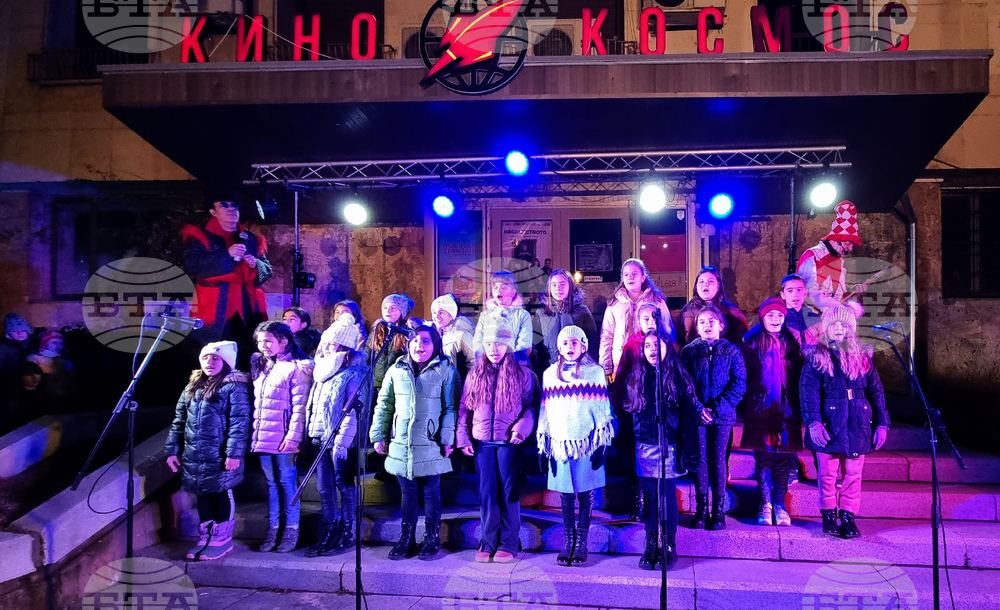 Ловеч - Тържествено бяха запалени светлините на коледната елха