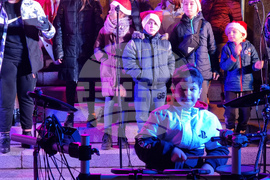 Ловеч - Тържествено бяха запалени светлините на коледната елха