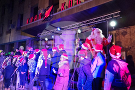 Ловеч - Тържествено бяха запалени светлините на коледната елха