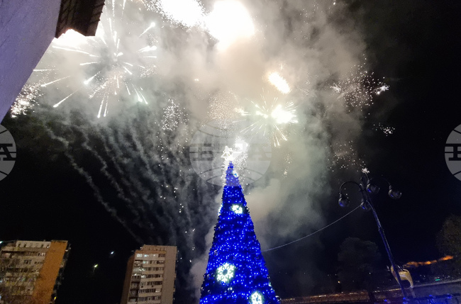 Ловеч - Тържествено бяха запалени светлините на коледната елха