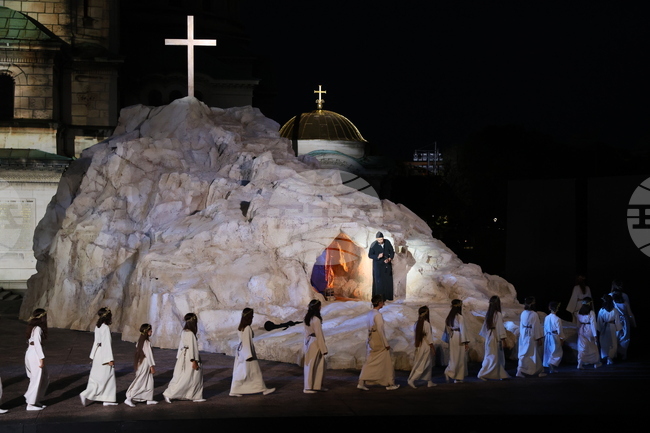  Музикалната поема „Рилският пустинник“ е пътуване навътре към човешката душа, казва пред БТА баритонът Атанас Младенов