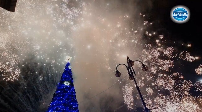Тържествено бяха запалени светлините на коледната елха в Ловеч