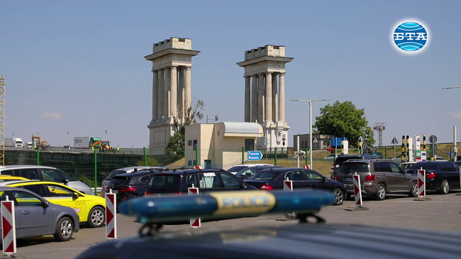 Между 10 и 15 минути изчакват леките автомобили днес по обед, за да преминат "Дунав мост" при Русе