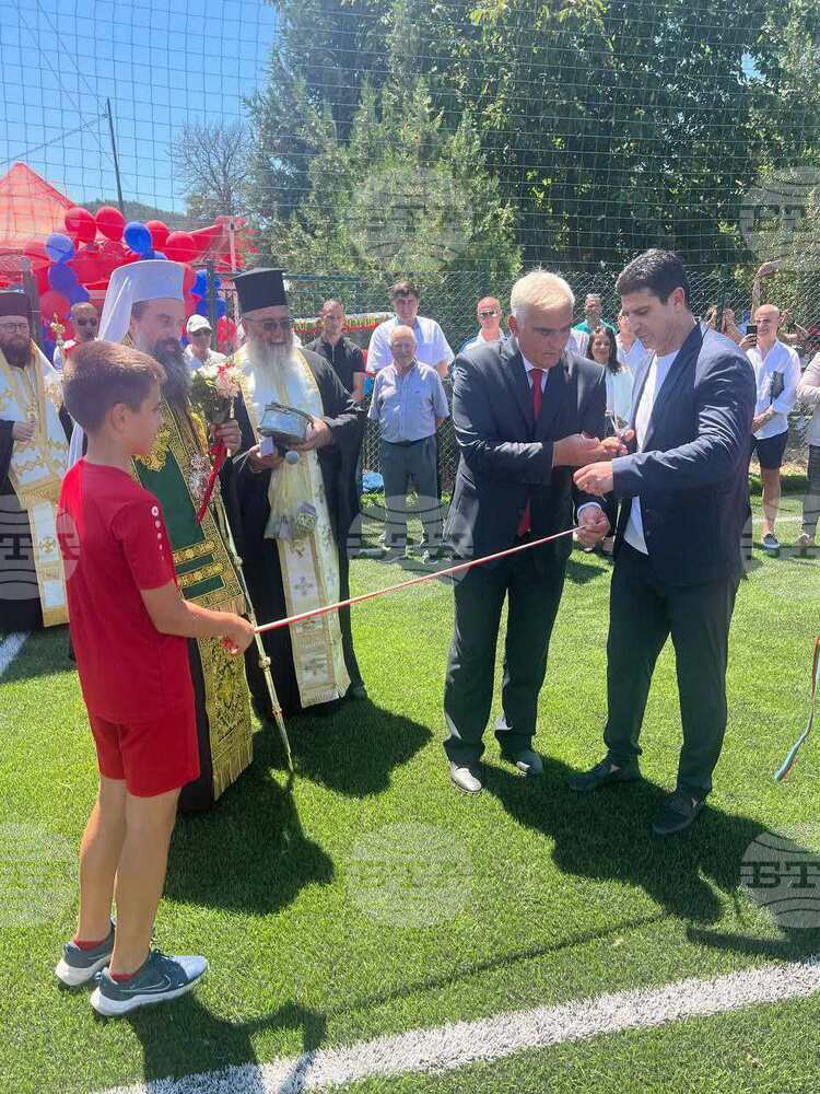 Президентът на БФС Георги Иванов откри нов терен в Дупница, който е изграден по програмата "FIFA Forward 3.0"