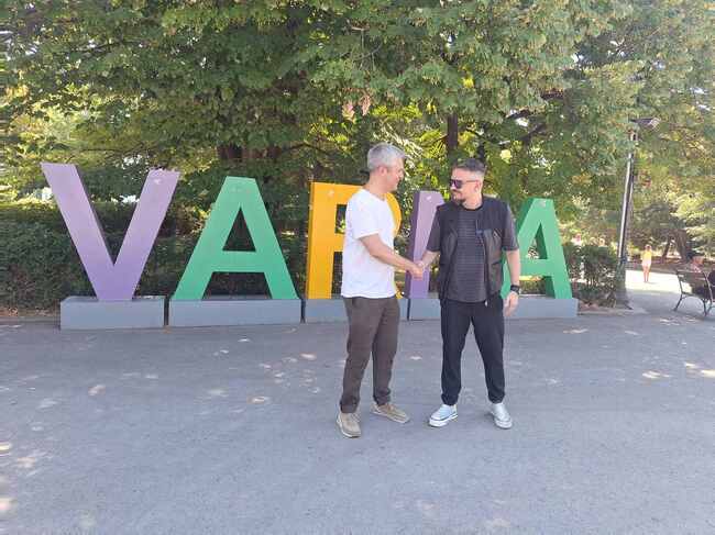 Община Варна: Кметът Благомир Коцев и Владимир Ампов – Графа изненадващо се включиха в акция по почистване на Морската градина 