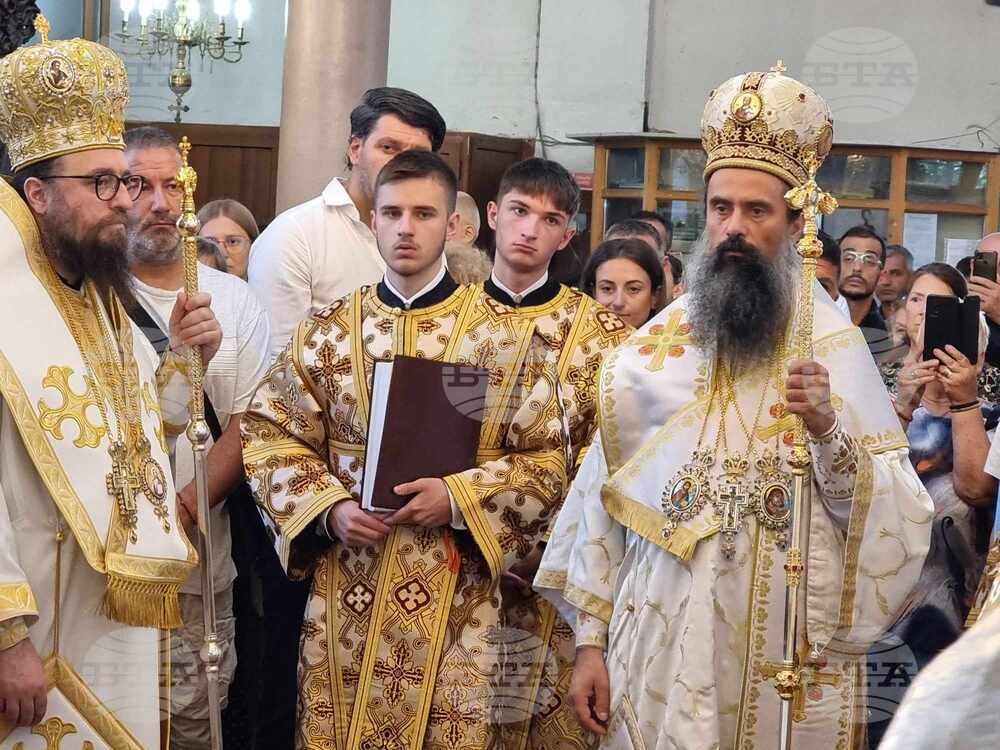 Дупница - патриарх Даниил - храм - Света литургия - стадион - освещаване