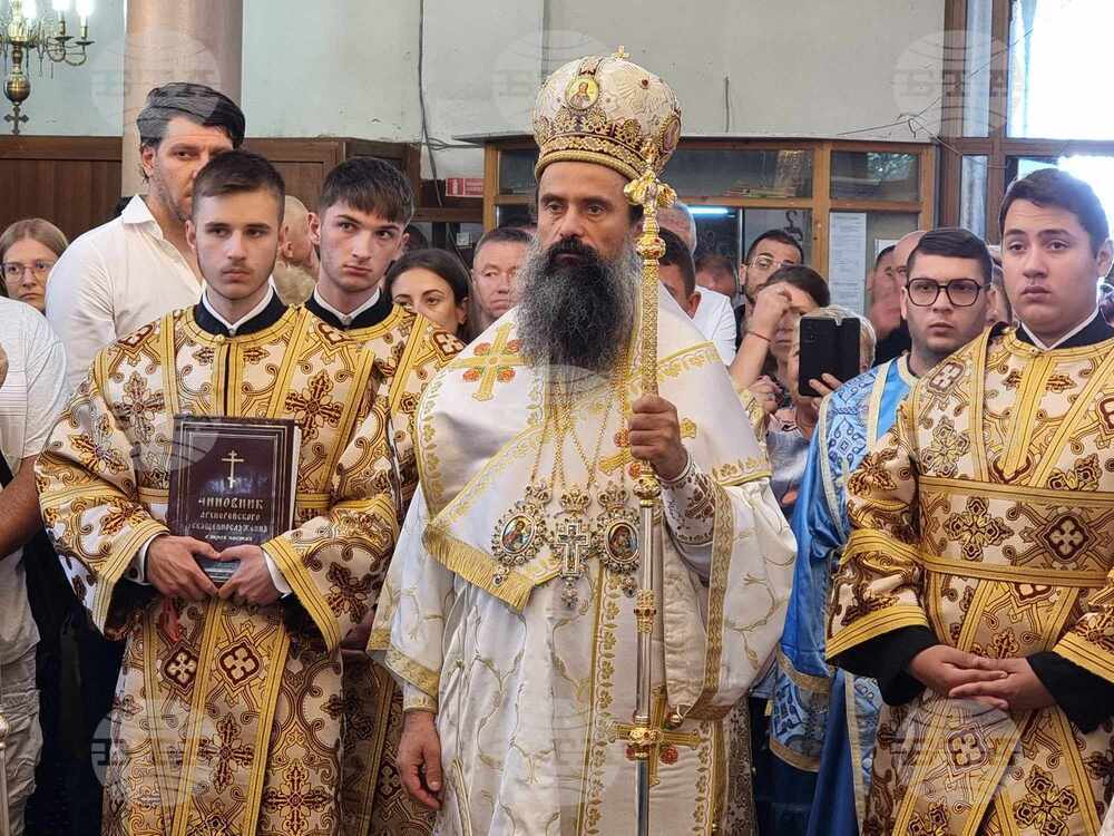 Дупница - патриарх Даниил - храм - Света литургия - стадион - освещаване