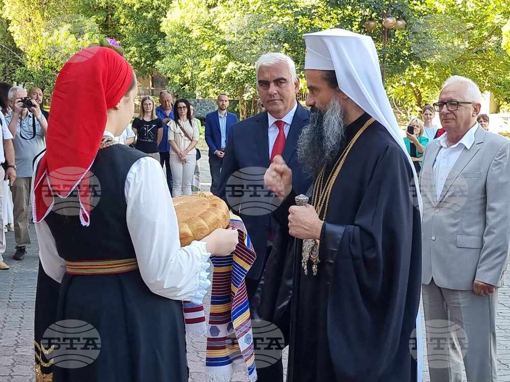 Дупница - патриарх Даниил - храм - Света литургия - стадион - освещаване