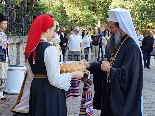 Дупница - патриарх Даниил - храм - Света литургия - стадион - освещаване