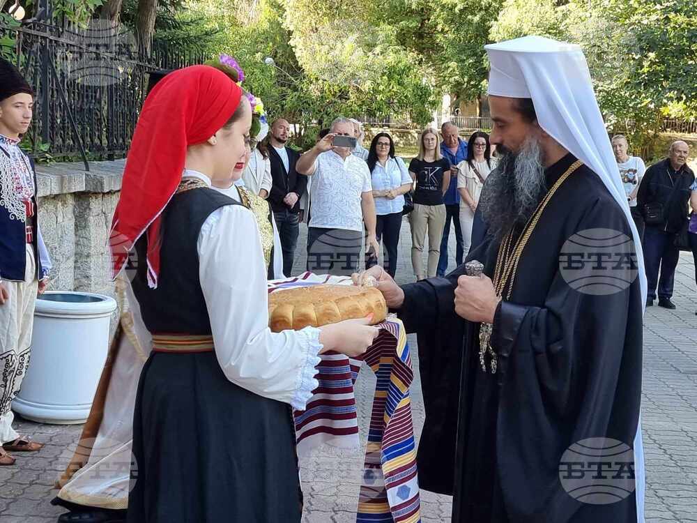 Дупница - патриарх Даниил - храм - Света литургия - стадион - освещаване