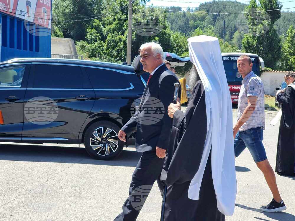 Дупница - патриарх Даниил - храм - Света литургия - стадион - освещаване