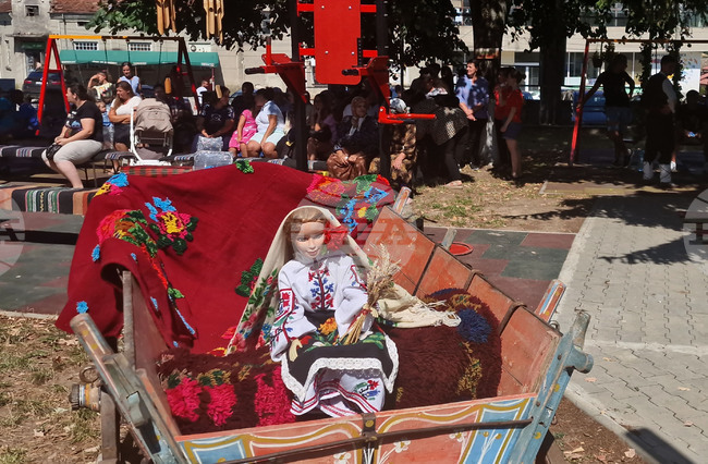 Народни обичаи и автентични носии показаха в търговищкото село Кралево на тематичен празник