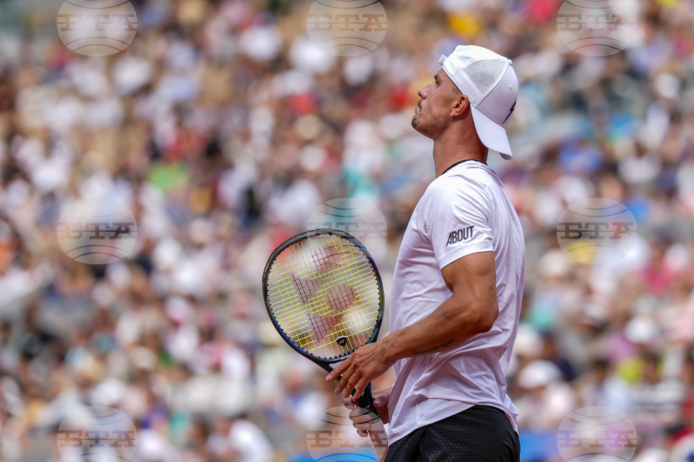 Миналогодишният шампион Мартон Фучович и водачът в схемата Себастиан Баес ще играят на полуфиналите на турнира по тенис в Букурещ