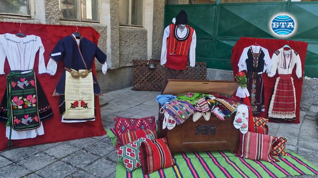 Народни обичаи и автентични носии показаха в търговищкото село Кралево на тематичен празник