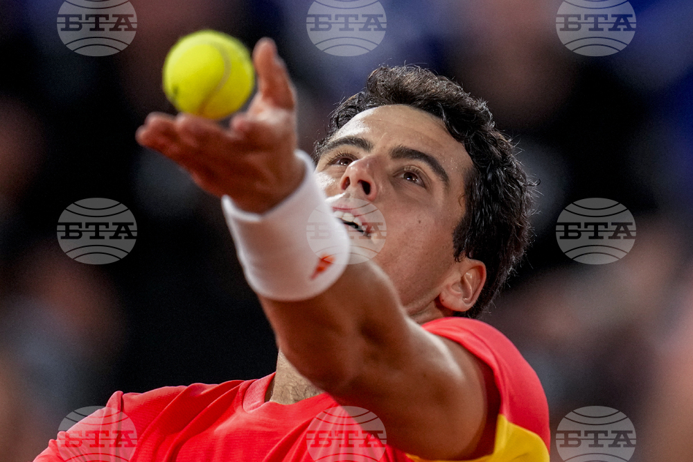 Хауме Мунар елиминира втория поставен Лоренцо Музети на четвъртфиналите на турнира по тенис в Хонконг