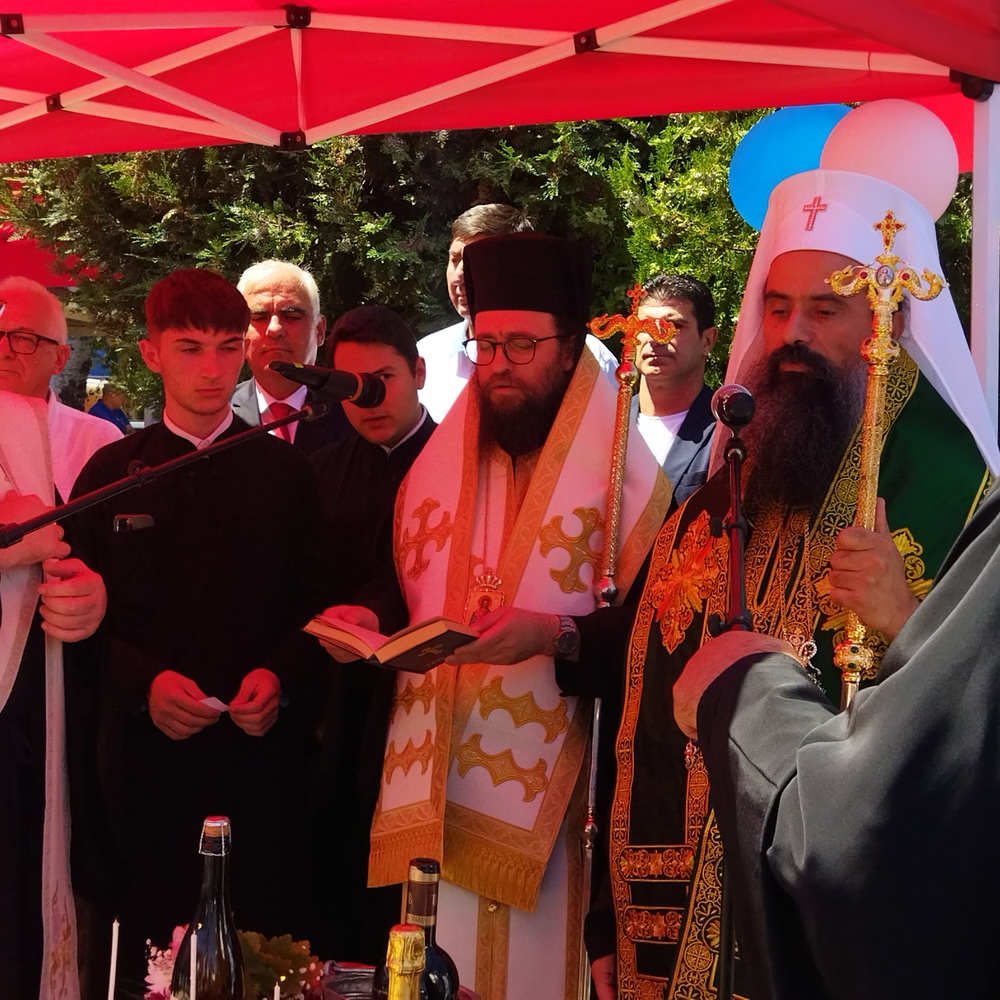 Община Дупница: Българският Патриарх и Софийски митрополит Даниил освети обновеното спомагателно футболно игрище и детско-юношеския футболен отбор на МАРЕК