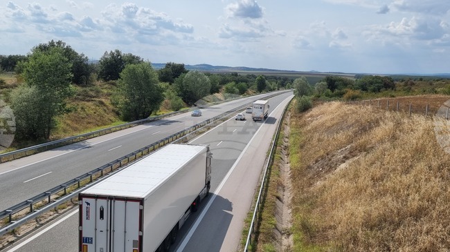 Разсипана след пътно произшествие ламарина затруднява движението по магистрала "Марица"