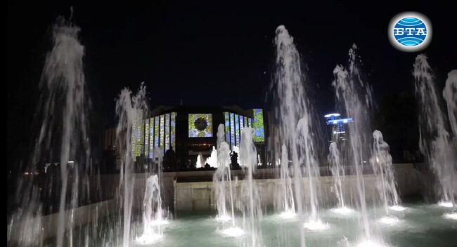 Светлинната 3D прожекция „Хоризонт“, посветена на климата, преобрази фасадата на НДК