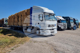 Село Слаковци - камиони със слама, сено и люцерна