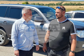 Село Слаковци - камиони със слама, сено и люцерна - Георги Тахов