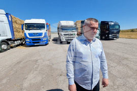 Село Слаковци - камиони със слама, сено и люцерна - Георги Тахов