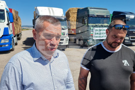 Село Слаковци - камиони със слама, сено и люцерна - Георги Тахов