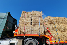 Село Слаковци - камиони със слама, сено и люцерна