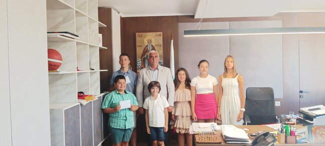 Даровитите деца на Дупница получиха от кмета на Общината г-н Първан Дангов втората част от годишния финансов стимул за деца и младежи с изявени дарби