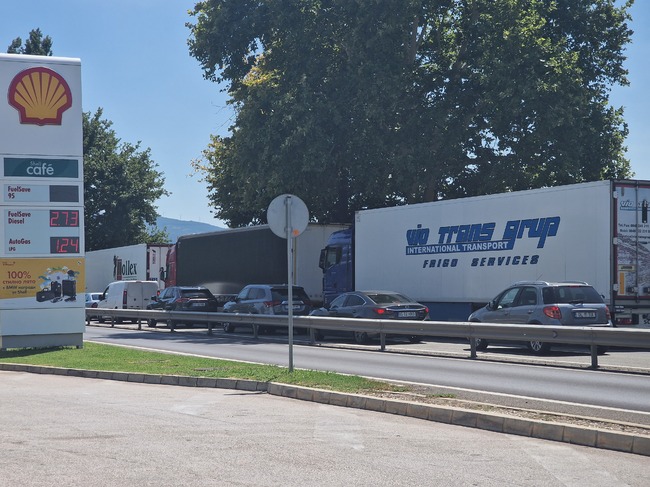 Интензивен е трафикът на граничен пункт "Кулата", колоната от леки автомобили достига до 1,5 км