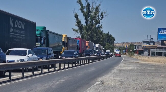 Интензивен е трафикът на граничен пункт "Кулата", колоната от леки автомобили достига до 1,5 км