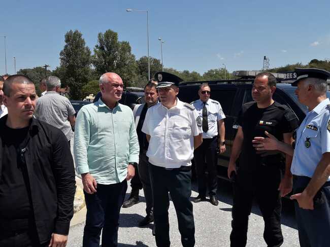 Премиерът Димитър Главчев провери защо има тапи на ГКПП Кулата-Промахон