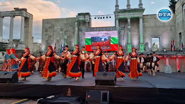 Танци, музика и песни завладяха публиката при откриването на Международния фолклорен фестивал "Пловдив 2024"