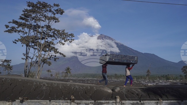 Изригване на вулкана Семеру принуди индонезийските власти да обявят максимална степен на тревога за най-високия връх на остров Ява