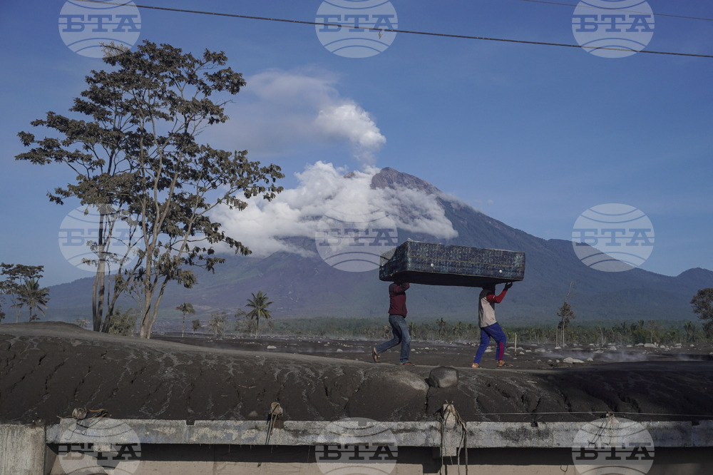 Изригване на вулкана Семеру принуди индонезийските власти да обявят максимална степен на тревога за най-високия връх на остров Ява