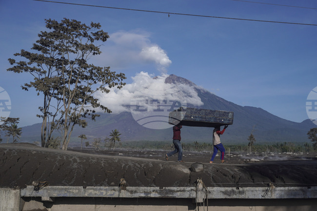 Изригване на вулкана Семеру принуди индонезийските власти да обявят максимална степен на тревога за най-високия връх на остров Ява