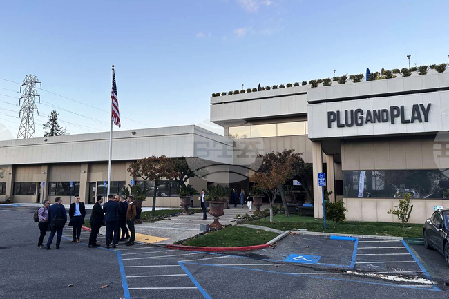 САЩ - Калифорния - БАИ - "Плъг енд Плей"