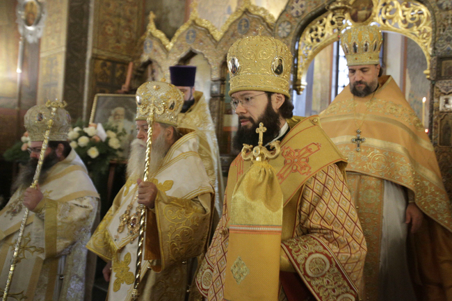 За празника на храма-подворие "Св. Николай Мирликийски" се отслужва литургия, а отвън българи и украинци носят плакат "Тук не е Москва"