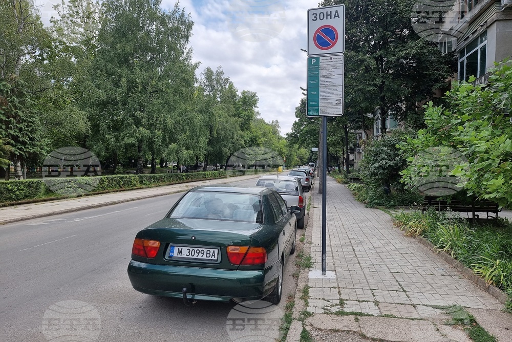Зелена зона за платено паркиране въвежда Община Монтана от 1 август, малките улички извън нея са пълни с коли