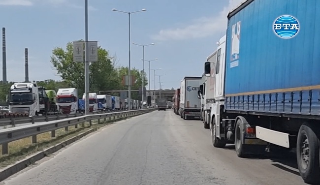 Интензивен е трафикът за товарни автомобили в района на „Дунав мост“ при Русе