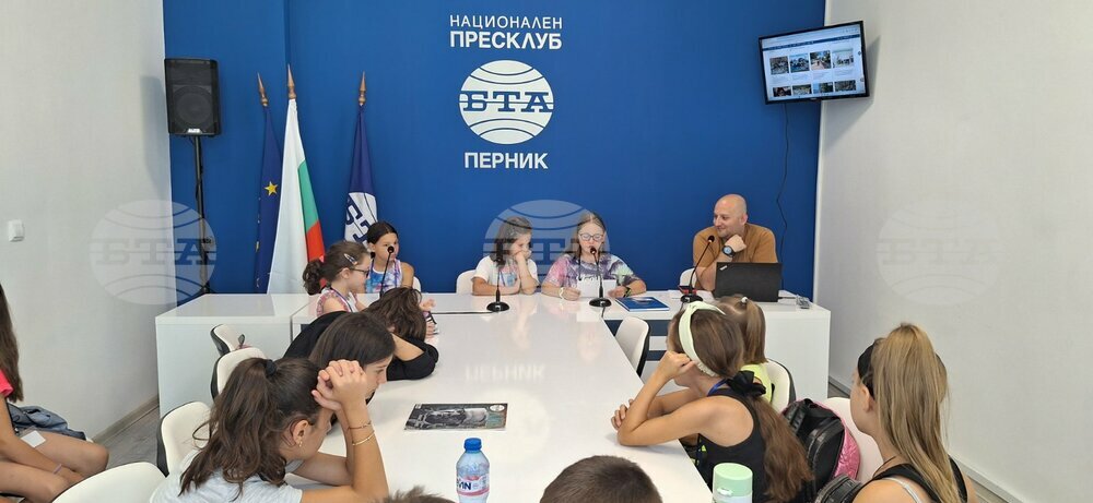Деца и ученици от Обединения детски комплекс в Перник посетиха Националния прескуб на БТА в града